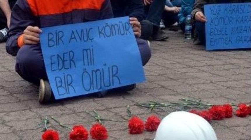 Kt&uuml;&rsquo;de &Ouml;ğrencilerin Soma&rsquo;da &Ouml;len İş&ccedil;iler İ&ccedil;in Oturma Eylemi