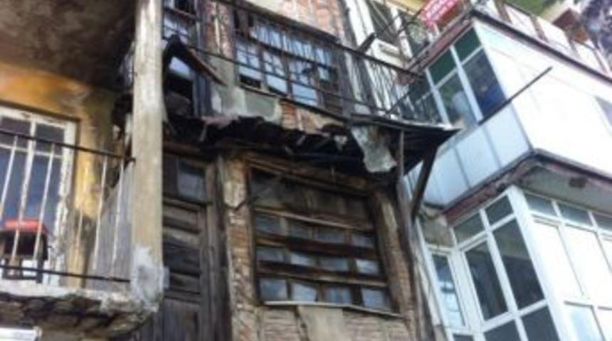 Tarihi Bina Tehlike Sa&ccedil;ıyor