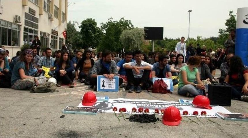 U&uuml; &Ouml;ğrencileri Y&uuml;zlerini K&ouml;m&uuml;rle Boyayarak Maden Faciasını Protesto Etti