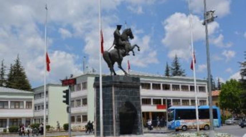 Bayraklar Yarıya İndirildi