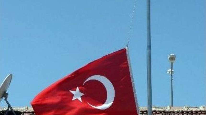 Kilis'te Bayraklar Yarıya İndirildi
