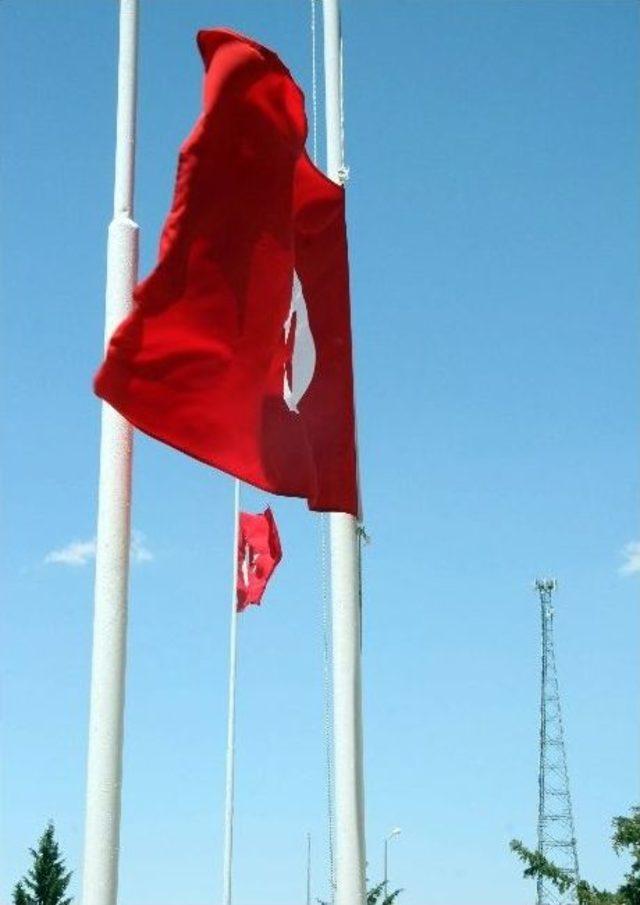 Kilis te Bayraklar Yarıya İndirildi 1