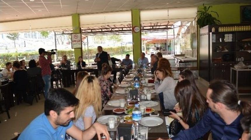 Deneyimli Eczacılara Plaket Verildi