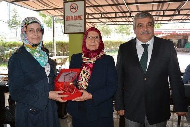 Deneyimli Eczacılara Plaket Verildi 1