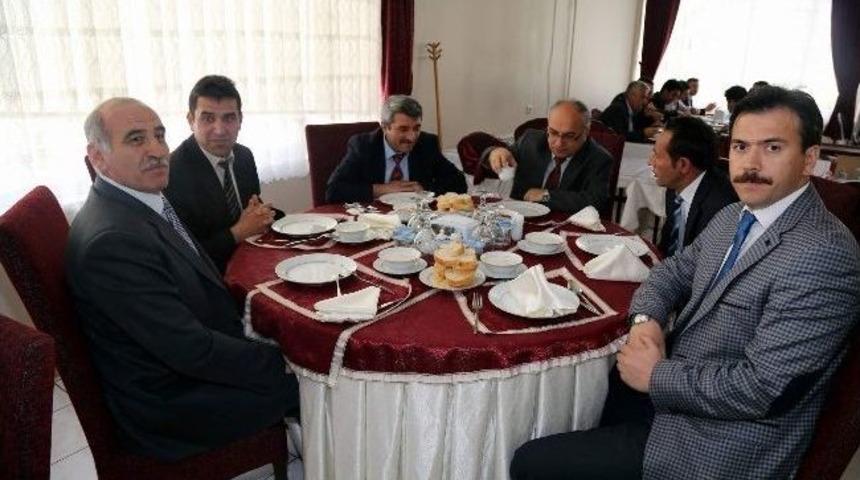 İl &Ouml;zel İdaresi Genel Sekreteri Ayhan, Engelliler İle Yemekte Buluştu
