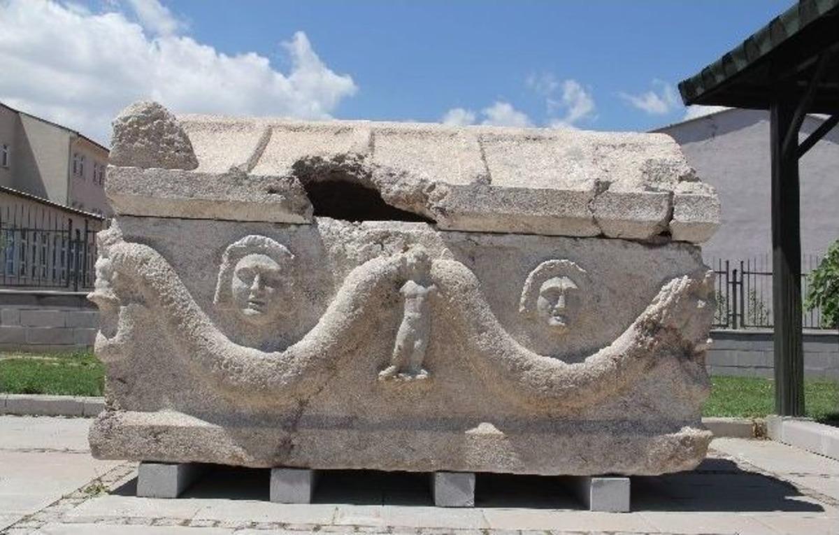 Ka&ccedil;ak Kazı Operasyonunda Roma D&ouml;nemine Ait Lahit Ele Ge&ccedil;irildi