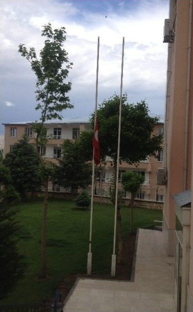 Kulp Belediyesi nde Türk Bayrakları Yarıya İndirildi 1