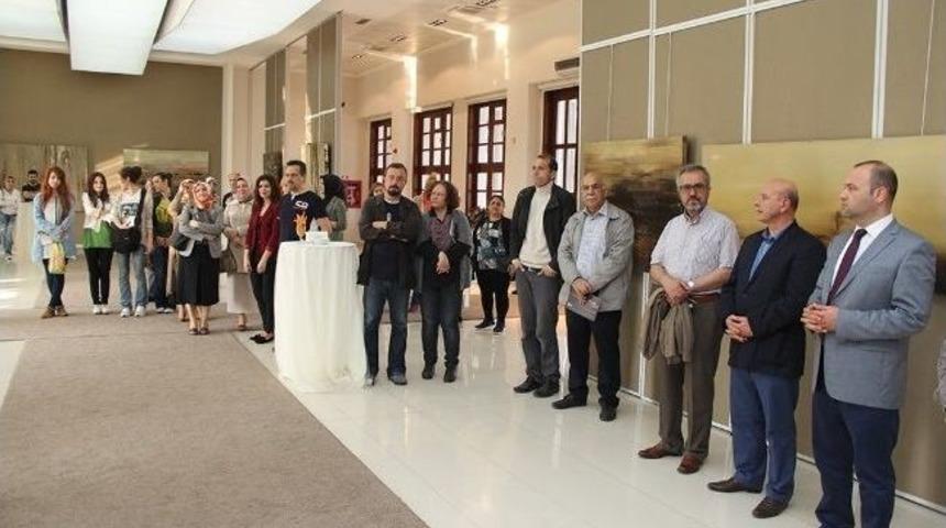 Karışık Tekniğin Modern Eserleri Sanat Galerisi&rsquo;nde