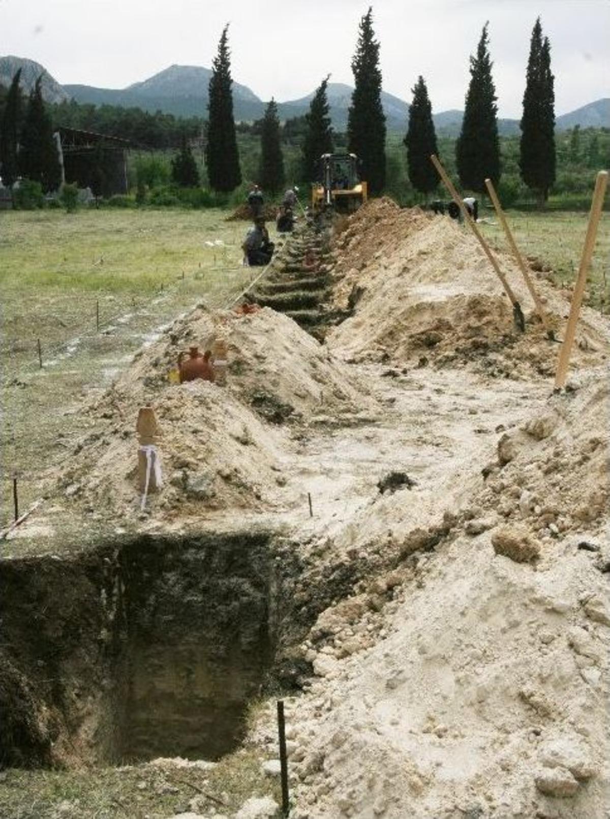 Soma'da Kep&ccedil;elerle Mezar Kazılıyor