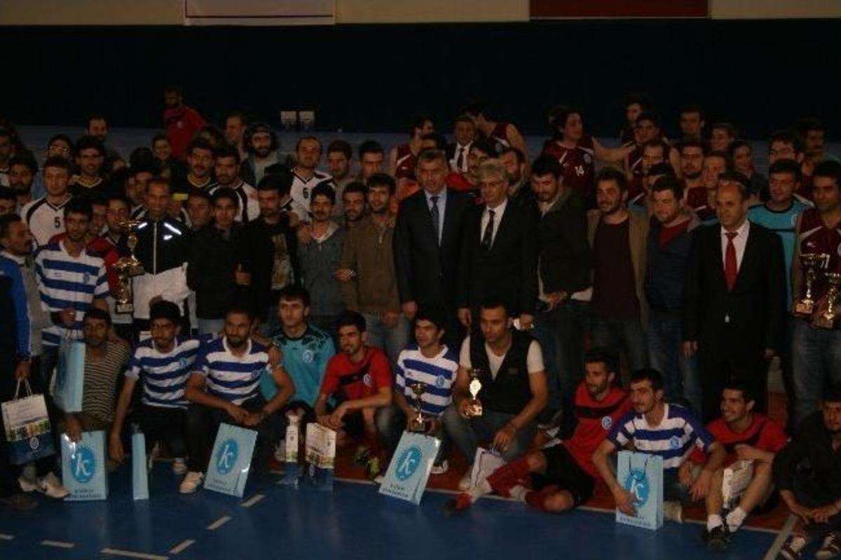 Sporda Buluşan 732 &Uuml;niversiteli Gen&ccedil; 5 Branşta Kıran Kırana M&uuml;cadele Etti