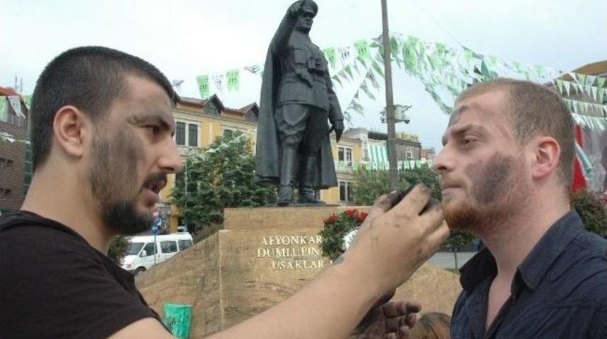 Giresun'da &Ouml;ğrenciler Y&uuml;zlerini K&ouml;m&uuml;rle Boyadı