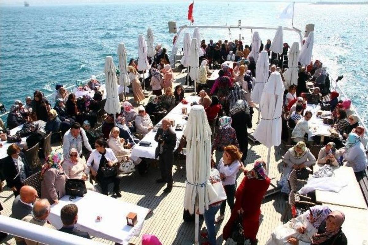 Ak Parti&rsquo;li Kadınlardan Anneler G&uuml;n&uuml; Yemeği
