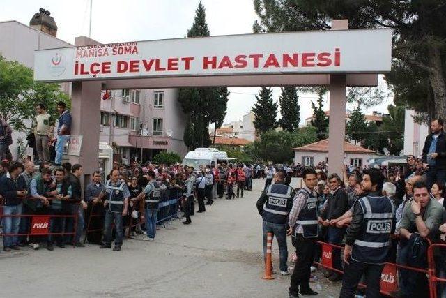 Soma’da İşçi Yakınları Umutla Hastane Bahçesinde Bekliyor