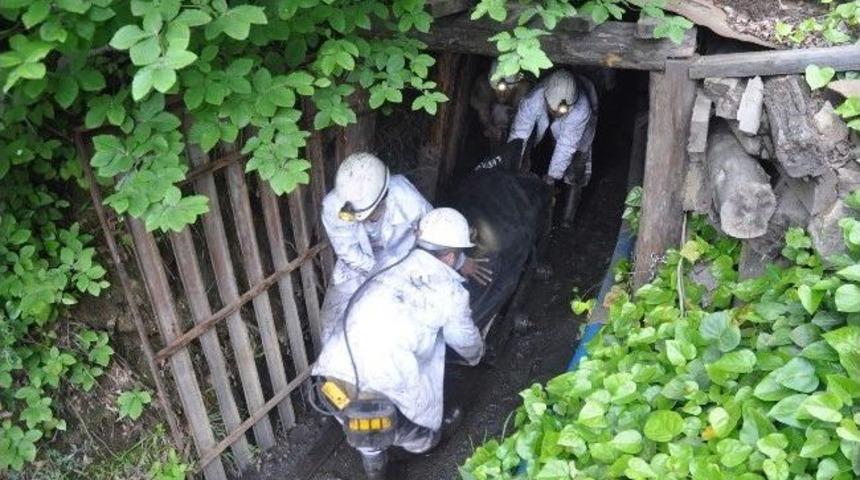 Zonguldak'ta, G&ouml;&ccedil;&uuml;k Altında Kalan Madencinin Cenazesi &Ccedil;ıkarıldı