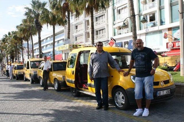 Marmaris’te Taksilere Siyah Kurdele Takıldı