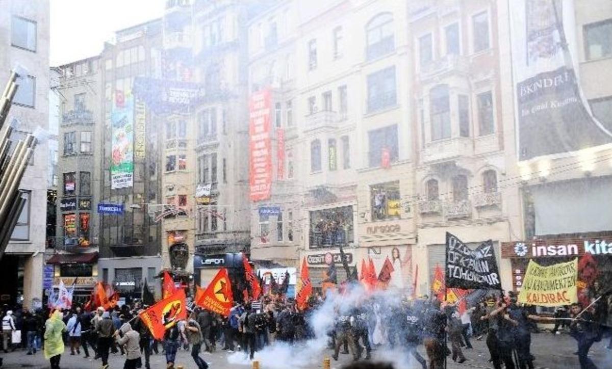 Soma İ&ccedil;in Taksim Meydanı&rsquo;na Y&uuml;r&uuml;yen Gruba Polisten M&uuml;dahale