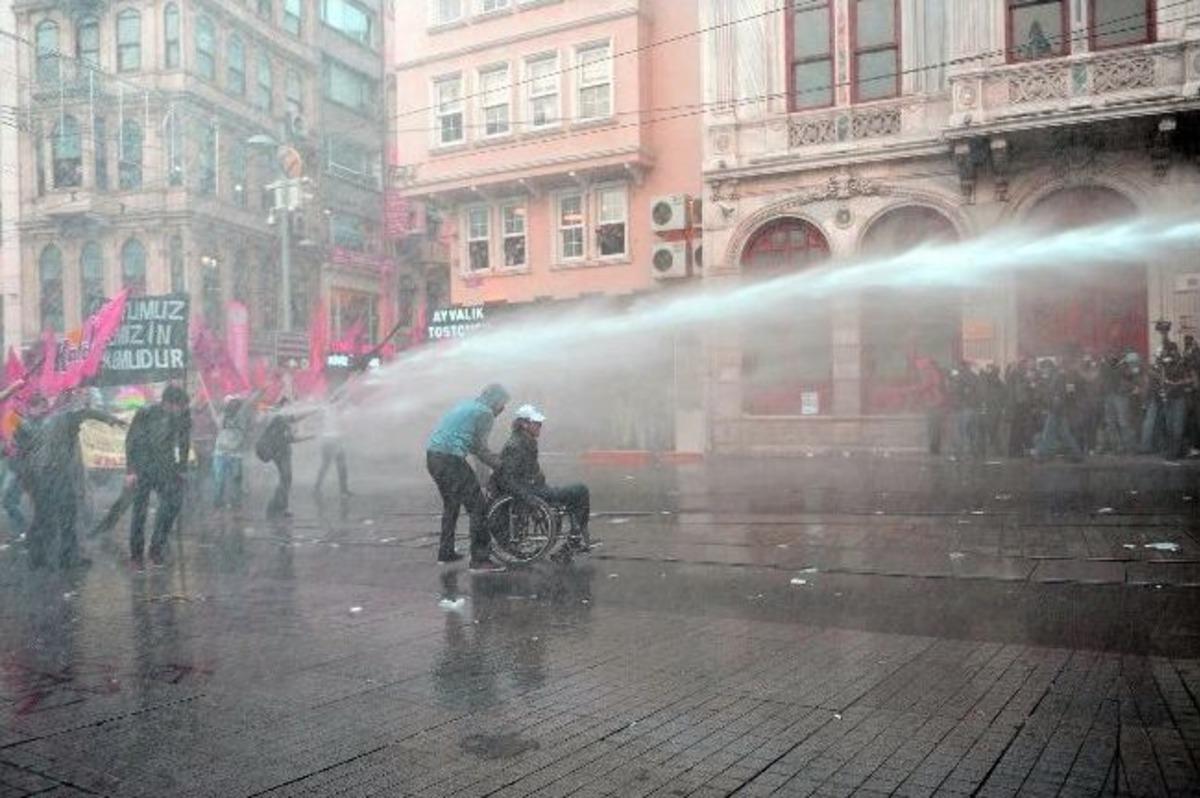 Engelli Eylemci M&uuml;dahalenin Ortasında Kaldı