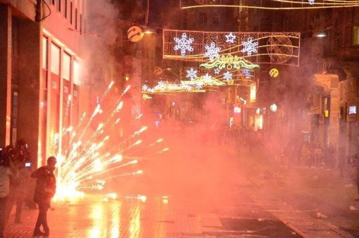 Soma İ&ccedil;in Toplanan Gruptan Polise Havai Fişekli Karşılık