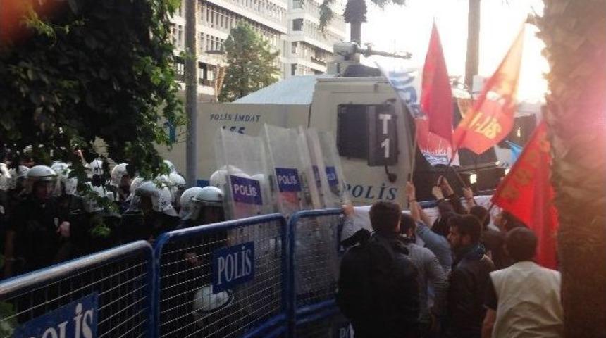İzmir&rsquo;de Soma Eyleminde Polisten M&uuml;dahale