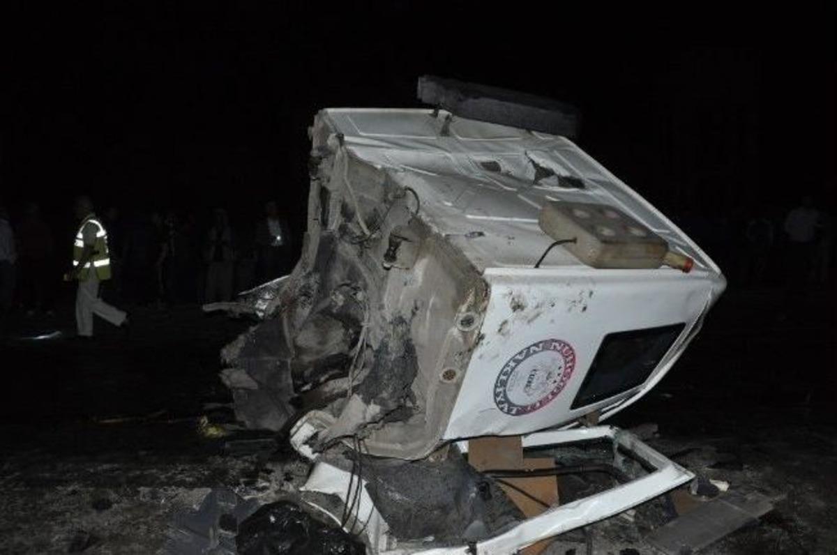 Silopi&rsquo;de Trafik Kazası: 2 &Ouml;l&uuml;, 3 Yaralı