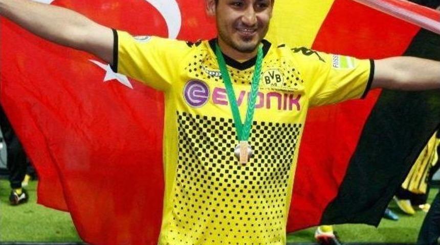 D&uuml;nyaca &Uuml;nl&uuml; Futbolcudan Soma Mesajı