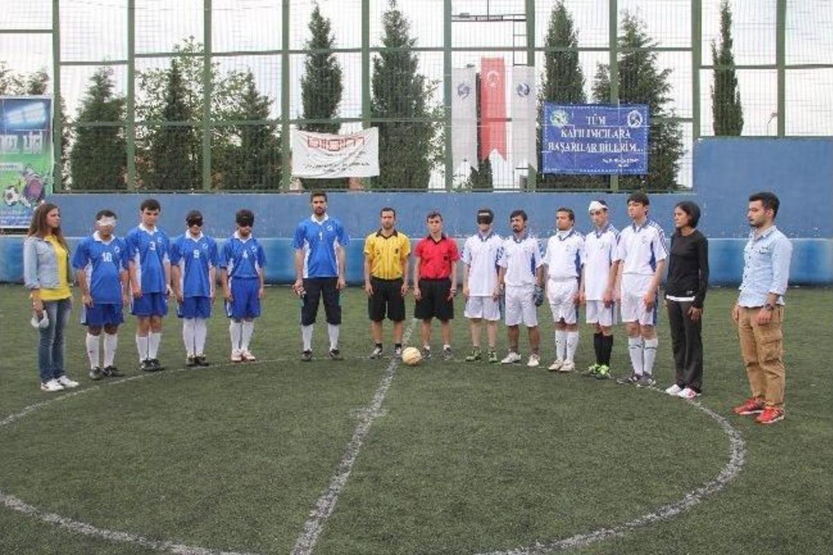 G&ouml;rme Engelliler Yeşil Sahada Ter D&ouml;kt&uuml;