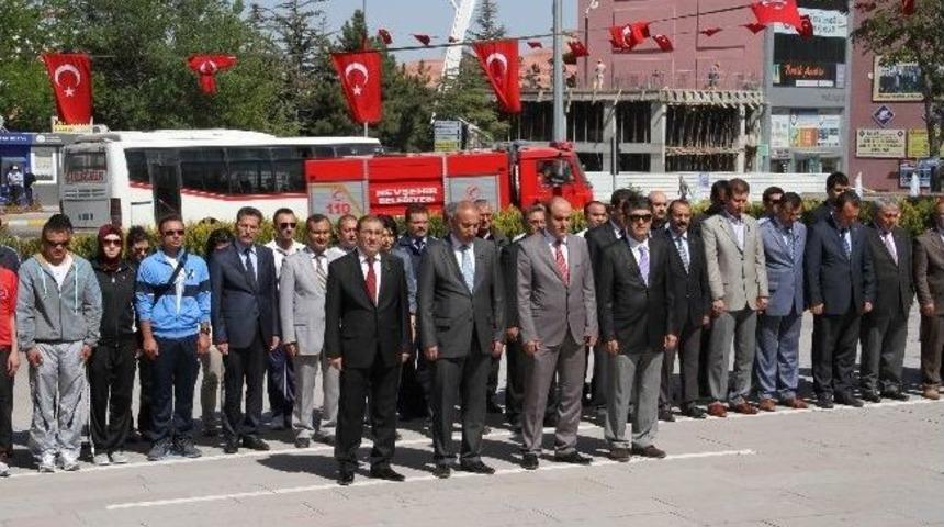 Gen&ccedil;lik Haftası Dolayısıyla Atat&uuml;rk Anıtı&rsquo;na &Ccedil;elenk Bırakıldı