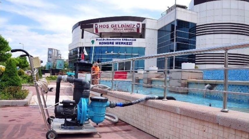 Mamak&rsquo;ta S&uuml;s Havuzları Temizleniyor