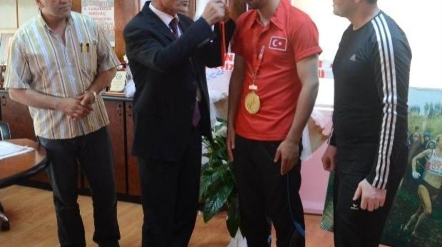 Hadi'den, D&uuml;nya Şampiyonu Sporcuya Cumhuriyet Altını
