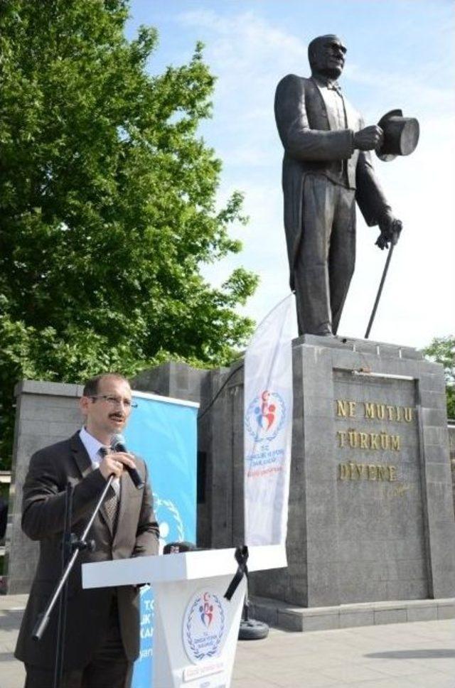 Gençlik Haftası Çelenk Sunumu Yapıldı