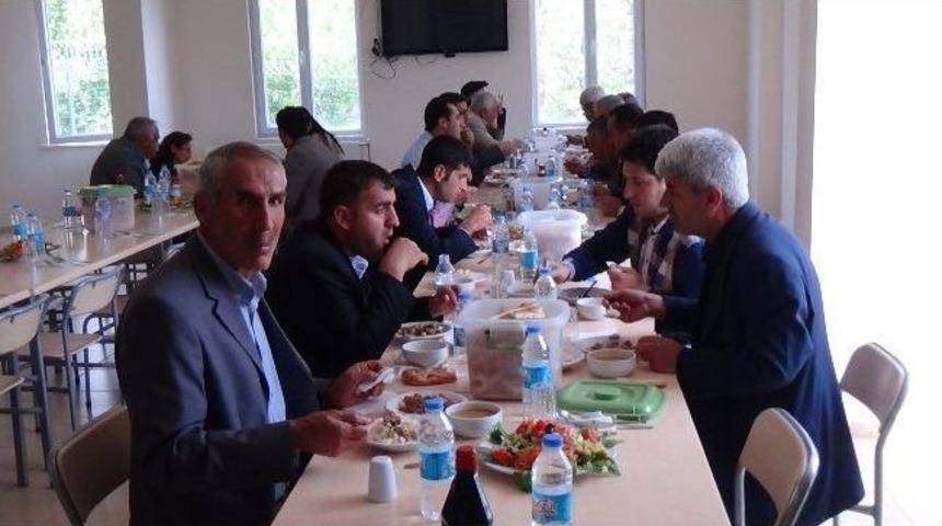 Kulp&rsquo;ta Muhtarlar Yemekte Bir Araya Geldi