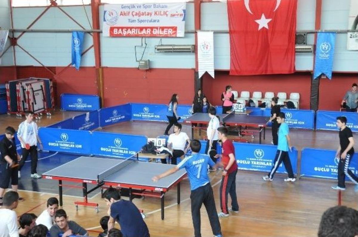 Gen&ccedil;lik Haftası Masa Tenisi Turnuvası&rsquo;nda H&uuml;z&uuml;n Galip Geldi