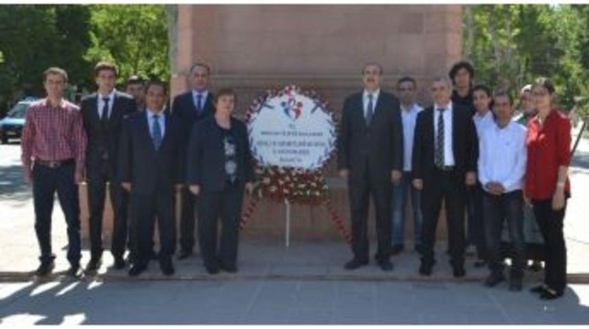 Gen&ccedil;lik Haftası, Atat&uuml;rk Anıtı'na &Ccedil;elenk Sunumuyla Başladı