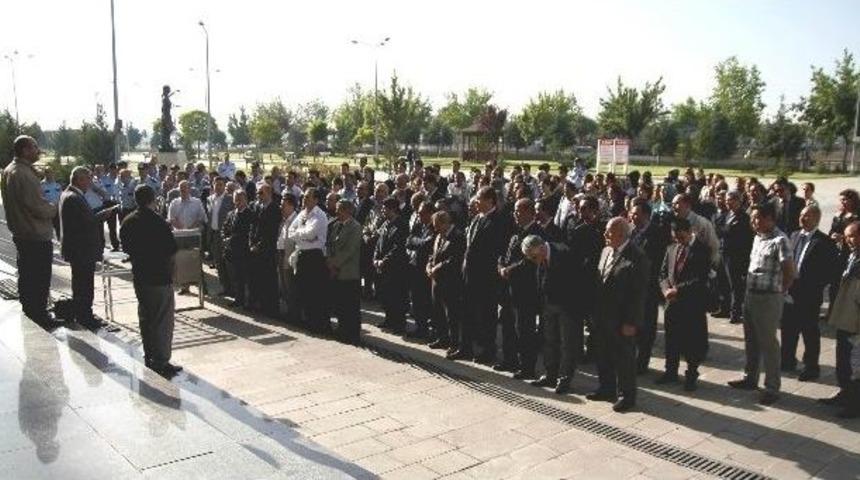 Adliye &Ccedil;alışanlarından Maden Şehitlerine Dua