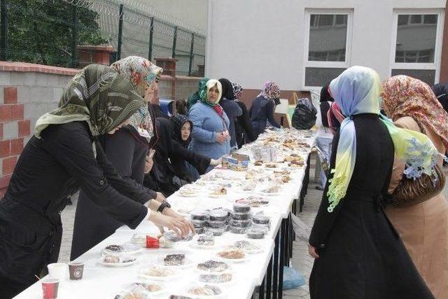 İhl &Ouml;ğrencilerinden Suriye ye Yardım Kermesi 1