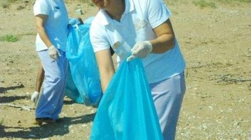 Turistler Ve Otel &Ccedil;alışanları Plaj Temizliği Yaptı