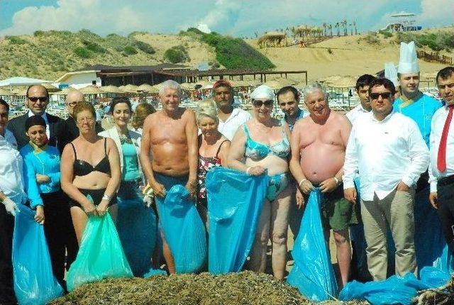 Turistler Ve Otel &Ccedil;alışanları Plaj Temizliği Yaptı 1