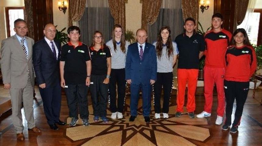 Vali &Ouml;zt&uuml;rk, Gen&ccedil;lik Haftası Nedeniyle Sporcuları Kabul Etti