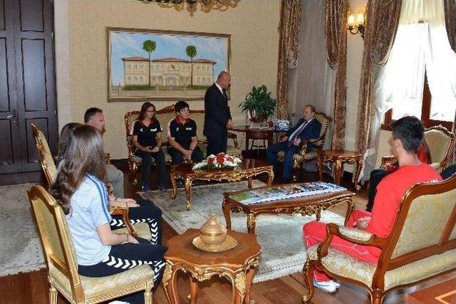 Vali &Ouml;zt&uuml;rk, Gen&ccedil;lik Haftası Nedeniyle Sporcuları Kabul Etti 1