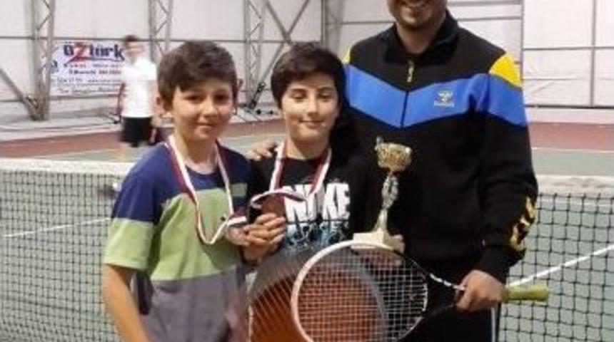 D&uuml;zceli Teniş&ccedil;i Onur Top&ccedil;u Sakarya&rsquo;da Şampiyon
