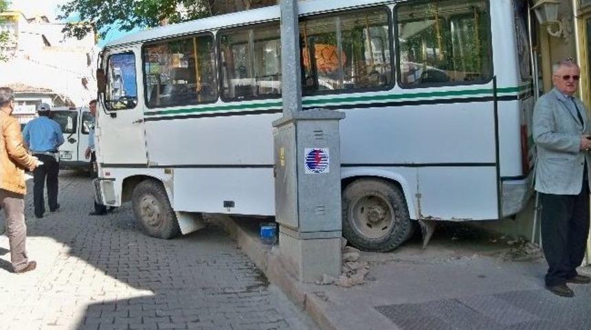 Freni Patlayan Minib&uuml;s İşyerine Girdi