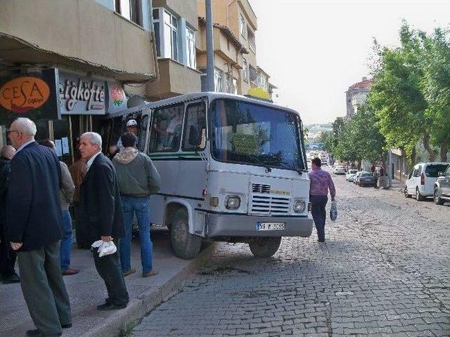 Freni Patlayan Minibüs İşyerine Girdi