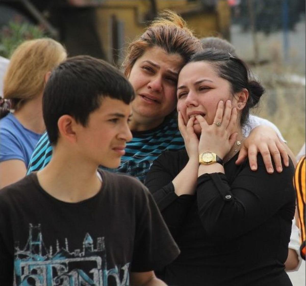 &Ccedil;alıştıkları İşyeri Yanan Kızlar G&ouml;zyaşlarına Boğuldu