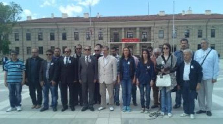 Gazetecilerden Soma&rsquo;ya Saygı Duruşu