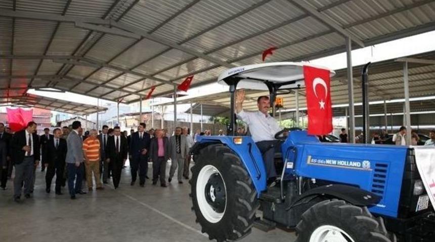 &Ccedil;ift&ccedil;ilere Trakt&ouml;r Ve &Ccedil;apa Makinesi Dağıtıldı