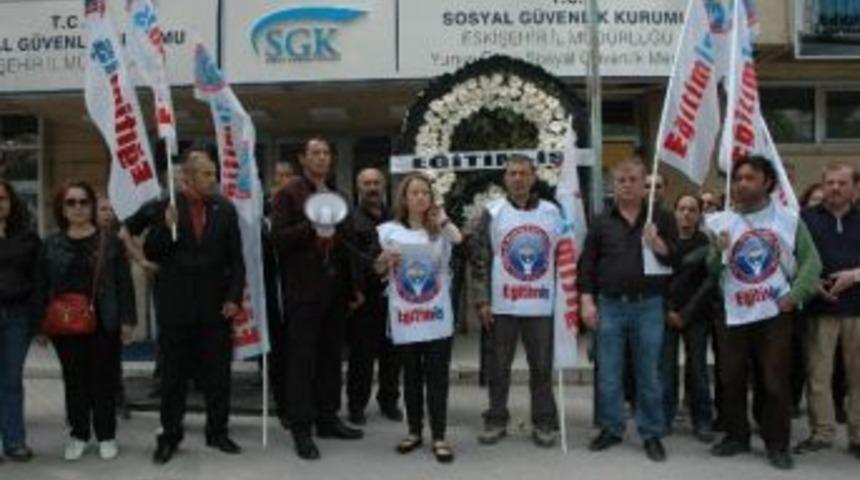 Eğitim İş &Uuml;yesi &Ouml;ğretmenler Sgk Binasına Siyah &Ccedil;elenk Koydu