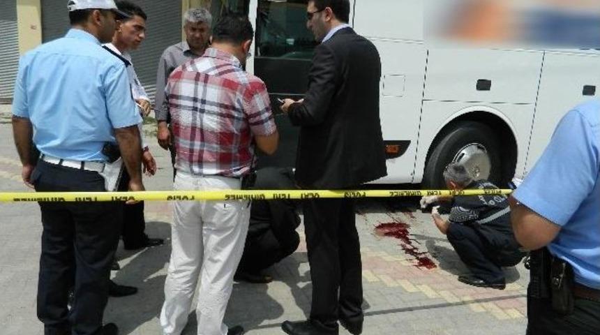 Otob&uuml;s Lastiği Değiştirirken Feci Şekilde Can Verdi