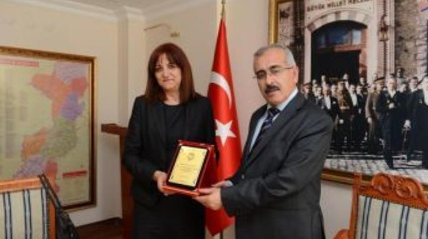 Kıbrıslı &Ouml;ğrencilerden Vali Duruer'e Ziyaret