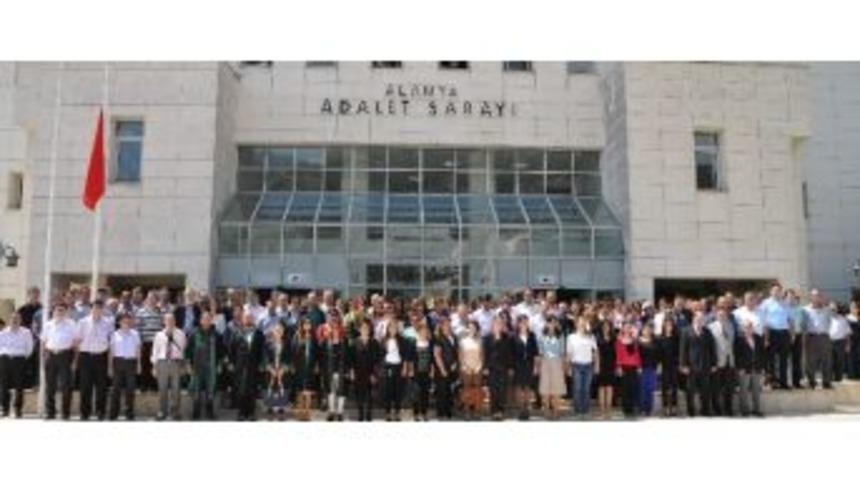 Alanya Adliyesi &Ccedil;alışanları Ve Avukatlardan Saygı Duruşu