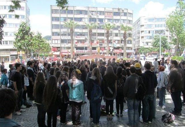 Liselilerden Madenciler İçin 1 Dakikalık Saygı Duruşu 2